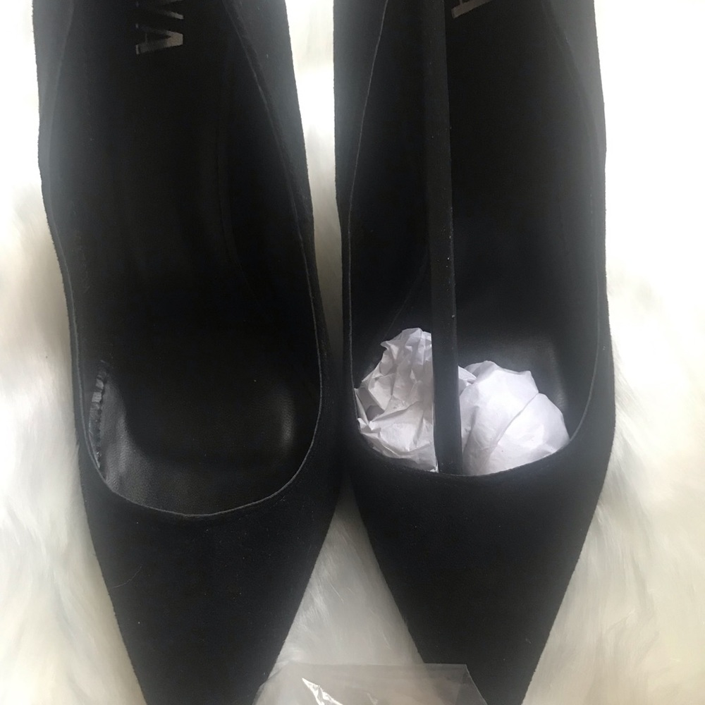 Black pumps